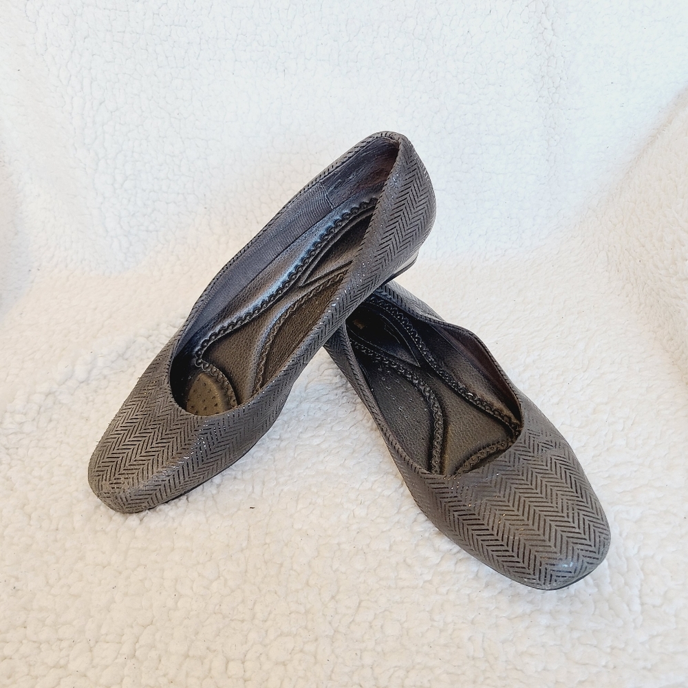 Trotters - Lauren - dark gray suede small wedge slip on shoe